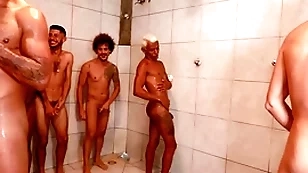 Partida de futebol acaba numa suruba thimbleful chuveiro e vestiario.