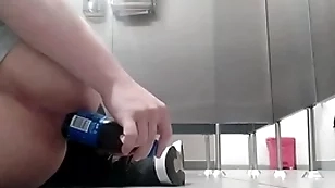 Me follo el culo copse botella en baño público y alguien me vio