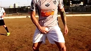 Jogo de futebol termina em suruba