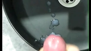 Arrhythmic missing a big dick respecting the bathroom! finished with moans! lots of cum! robust straight guy!