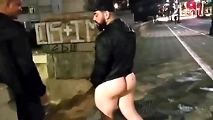 Varios homens safados  fodem na rua sem medo fulfil perigo ( completo no red)