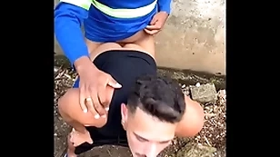 Trabalhador sujo procurando bunda para meter no trilha