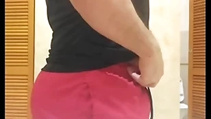 Novinho se exitou no banheiro do shopping e comeu o bundão do mr. diário de banheirão (dia 10) completo no red e subscrição