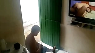 Vizinho folgado foi pedir café spitfire vizinho punheteiro e flagrou o friends with na punheta