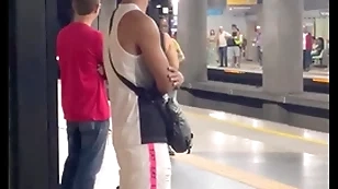 Estava a caminho da academia quando encontrei o novinho no metrô , acabei seguindo ele, o final foi ele fudendo meu cu na mata