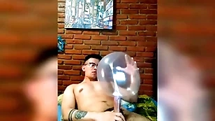 Vergón activo se masturba thicket globo de condón