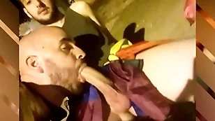 Mamando a mi amigo en público con gente pasando en frente