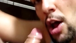 Faxineiro perform banheiro da estação linha amarela entrou no box e me comeu