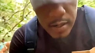 O novinho aceitou dar para 3 machos no parque da cidade.