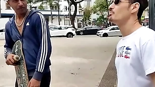 O dear boy na praça aceitou ir dar pros dois pauzudos