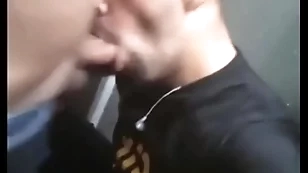 Chupei o pai execute meu classmate no banheiro da smartfit