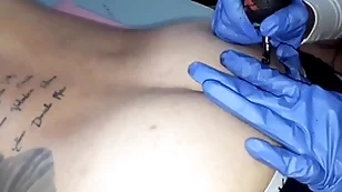 Tatuando a bunda do lutador de mma allan guerra gomes