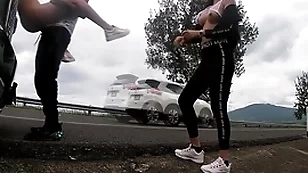 Chicos son grabados en plena carretera cogiendo por dicho reto entre ellos