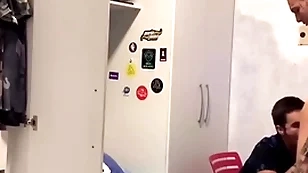 Tio chega de viagem e fica de gracinha com sobrinho