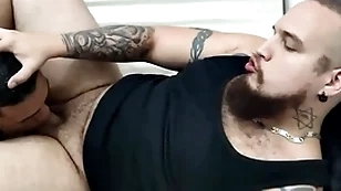 Llenandole el culo de leche