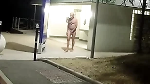 Attrapé nu au toilette de l'autoroute
