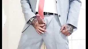 Macho de terno mostrando pica