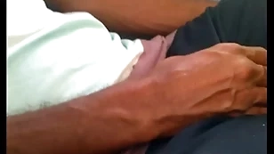 Vendedor de peixe com a mala coçando